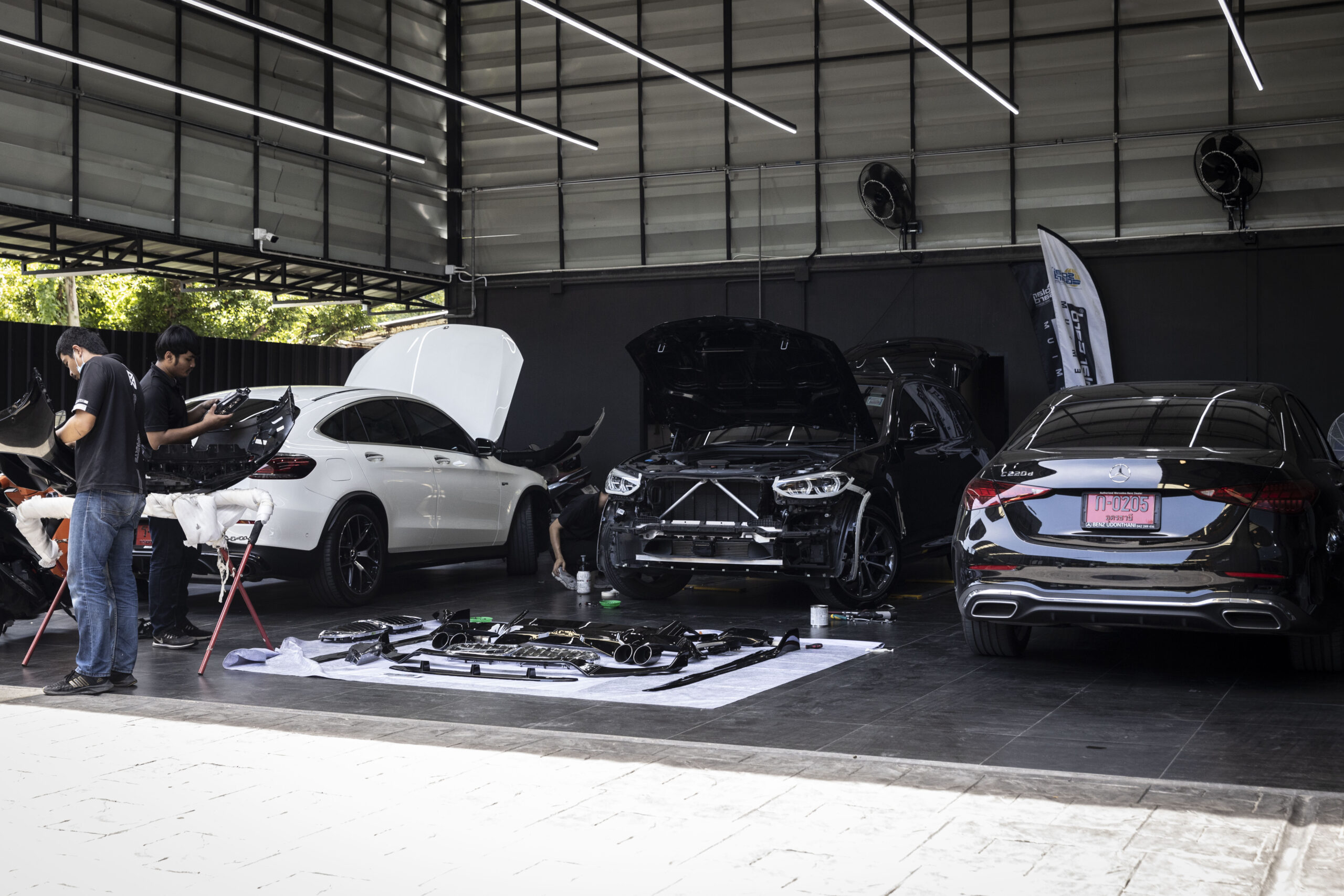 บรรยากาศภายใน PROUD AUTOPARTS ร้านแต่งรถ BENZ BMW AUDI